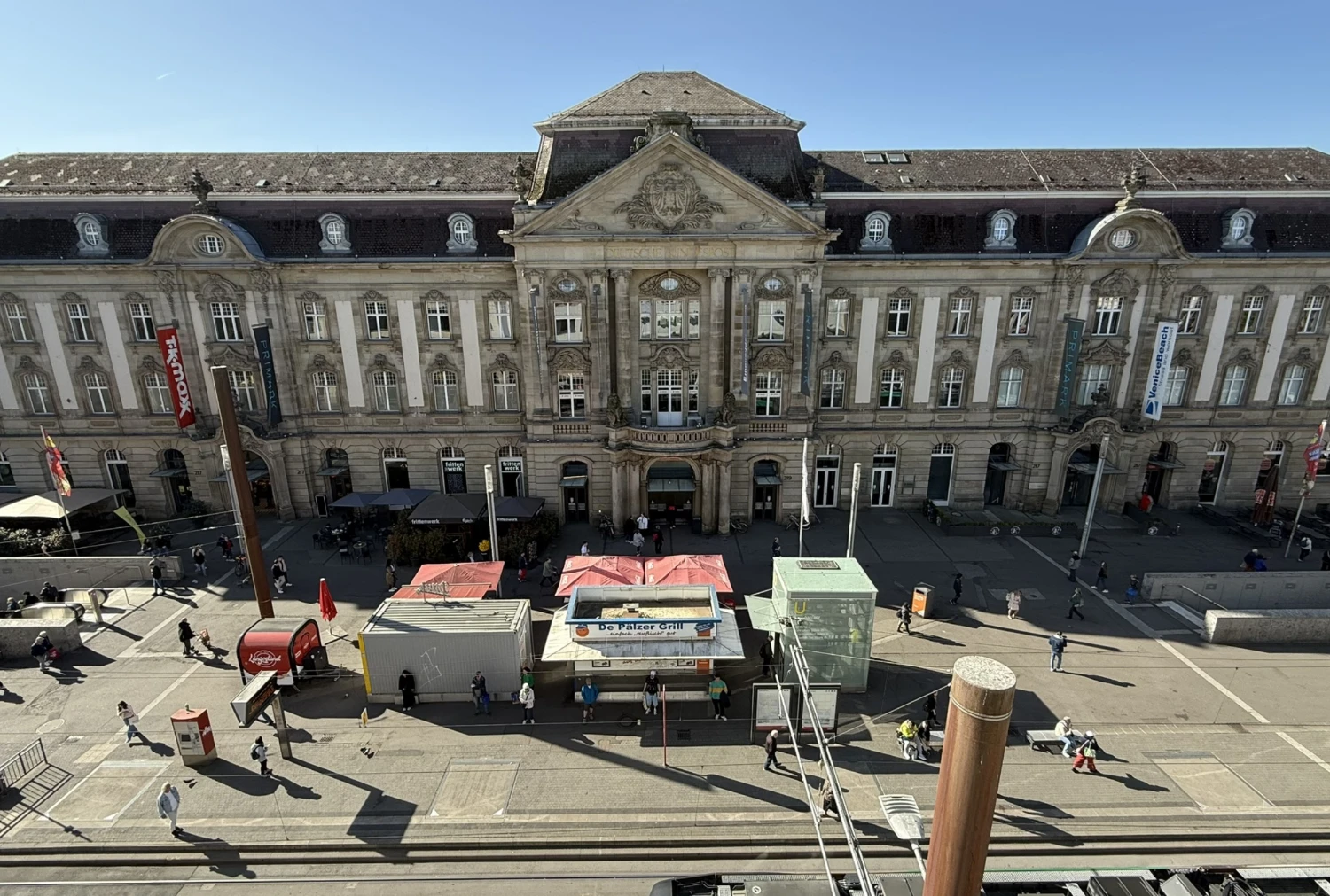 Blick aus dem Hotel auf den Karlsruher Europaplatz mit dem historischen Gebäude gegenüber.
