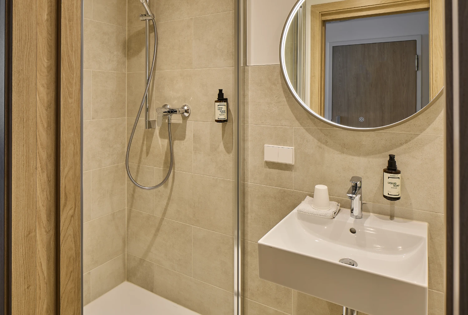 Helles und modernes Badezimmer mit Waschebecken, Dusche