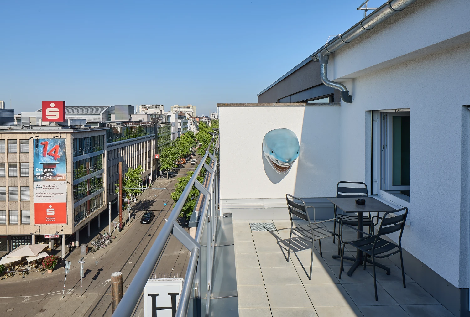 Großzügige Dachterrasse mit Sitzgelegenheiten und Blick über die Karlsruher Innenstadt. Die private Terrasse lädt zum Entspannen im Freien ein und bietet einen weiten Ausblick über die Dächer der Stadt.