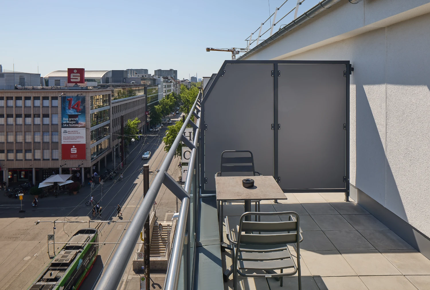 Großzügige Dachterrasse mit Sitzgelegenheiten und Blick über die Karlsruher Innenstadt. Die private Terrasse lädt zum Entspannen im Freien ein und bietet einen weiten Ausblick über die Dächer der Stadt.