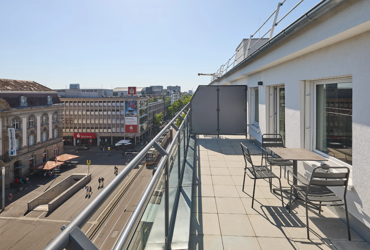 Großzügige Dachterrasse mit Sitzgelegenheiten und Blick über die Karlsruher Innenstadt. Die private Terrasse lädt zum Entspannen im Freien ein und bietet einen weiten Ausblick über die Dächer der Stadt.