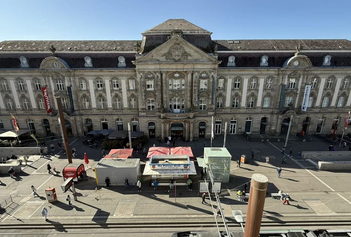 Blick aus dem Hotelzimmer auf das historische Gebäude des Straßburger Bahnhofs