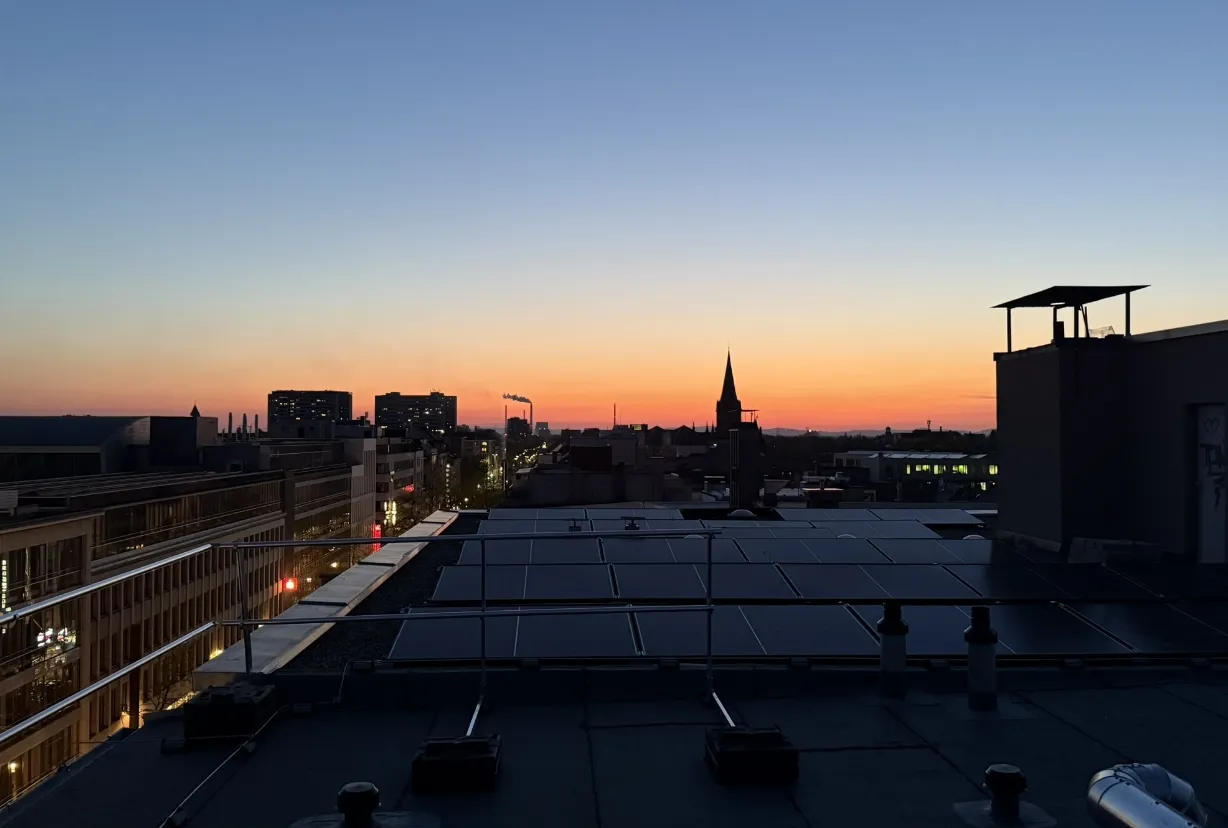 Stimmungsvolle Aussicht auf die Stadt bei Sonnenuntergang vom Hoteldach