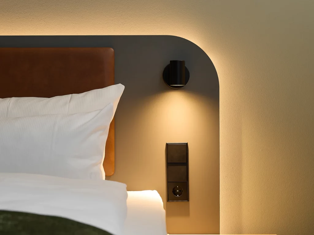 Detailaufnahme eines modernen Hotelbetts