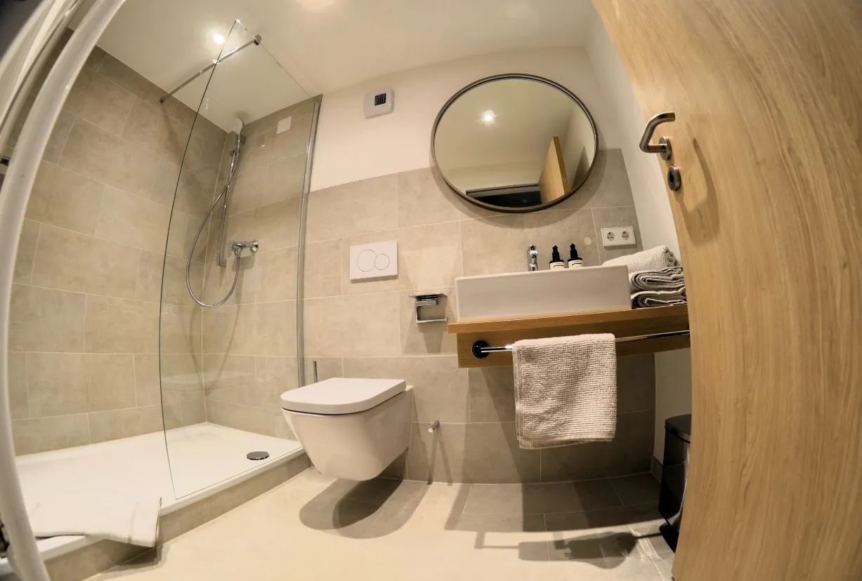 Modernes Badezimmer im Dreibettzimmer mit Dusche, WC und Waschbecken