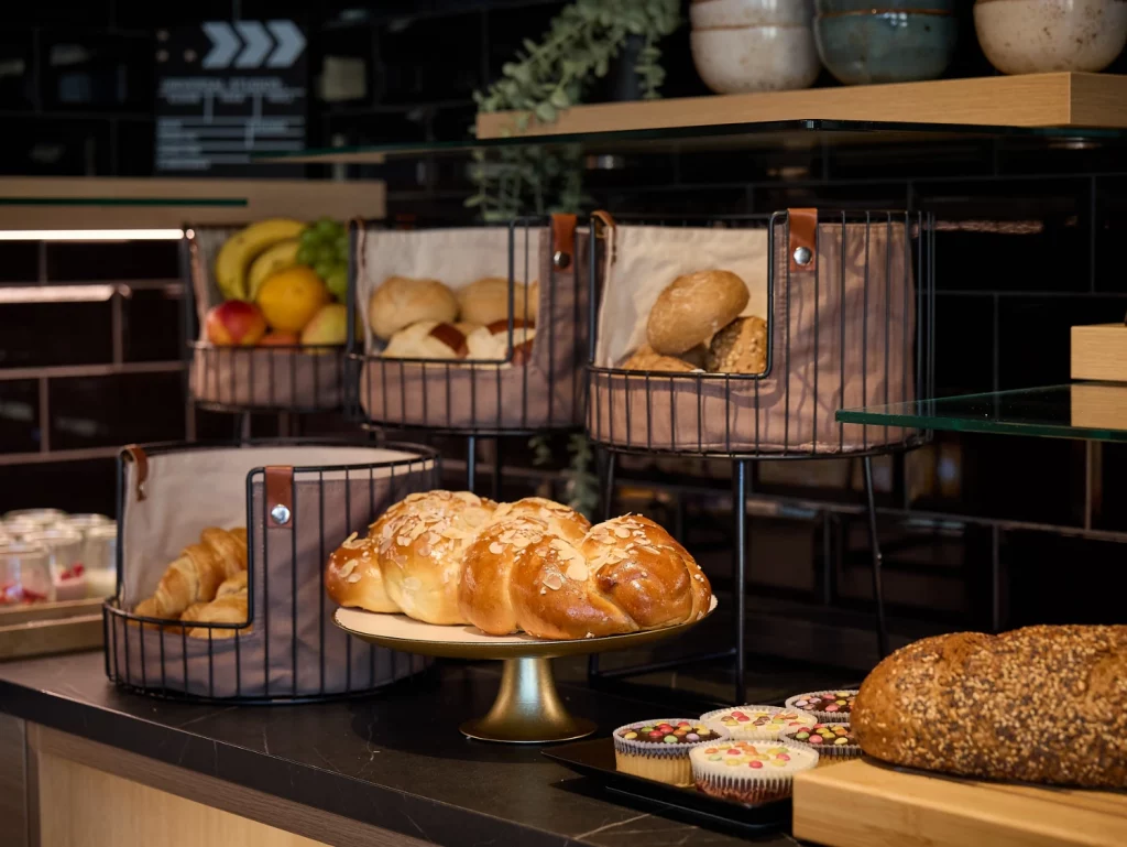 Modernes Frühstücksbuffet mit großer Auswahl an frischen Backwaren