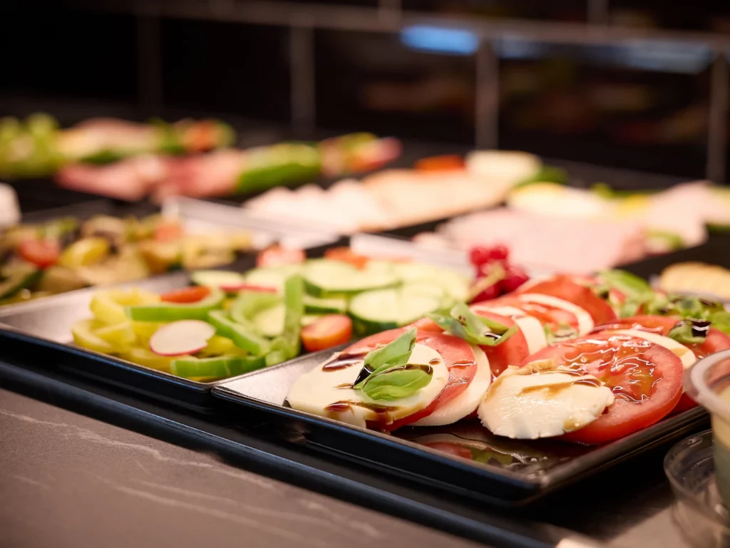 Modernes Frühstücksbuffet mit großer Auswahl an frischem Gemüse