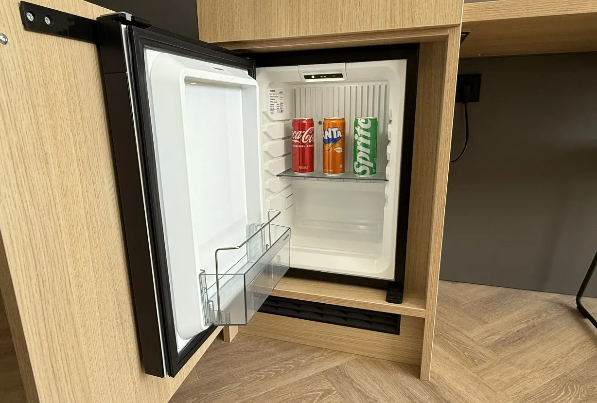 Geöffnete Minibar mit verschiedenen Getränken im Hotelzimmer