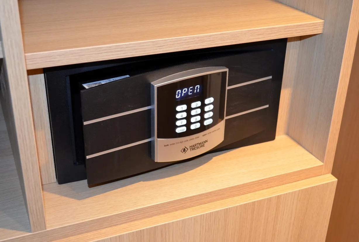 Hotelsafe mit digitalem Zahlenschloss in einem Holzschrank