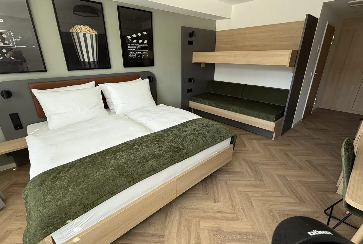 Vierbettzimmer mit Doppelbett und ausklappbarem Stockbett im modernen Stil