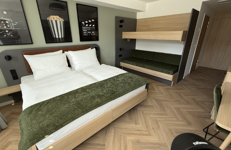 Familienzimmer mit Dekoration im Kino-Stil und Kuscheltier für Kinder