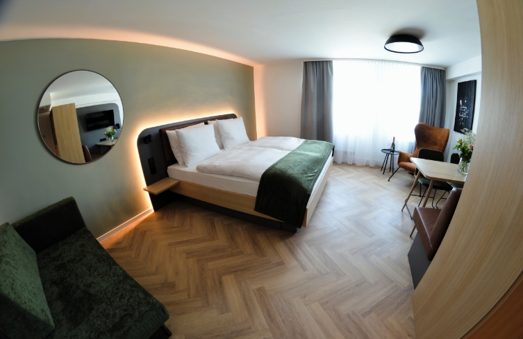 Komfortables Doppelzimmer mit stimmungsvoller Beleuchtung und gemütlicher Sitzecke