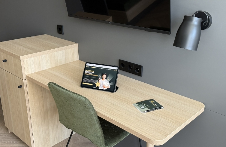 Moderner Arbeitsplatz im Zimmer mit Fernseher, Tablet und stilvoller Beleuchtung